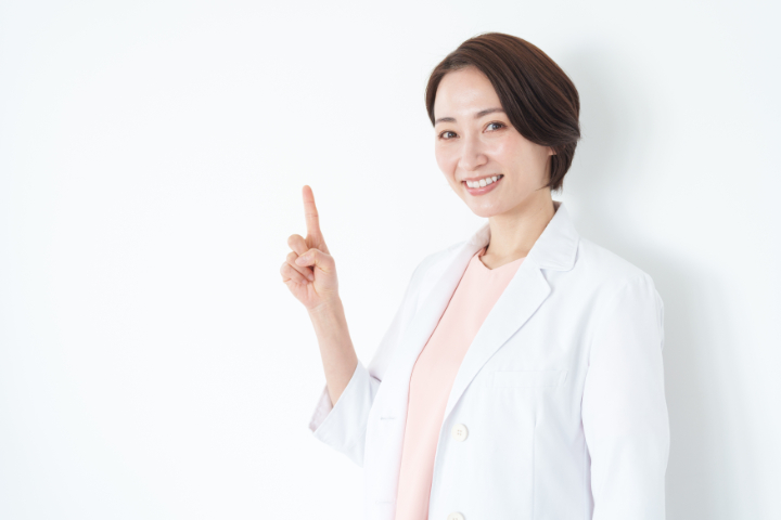 マウスピース矯正の種類を選ぶときのポイントを説明する歯科医師