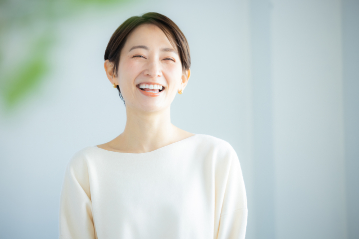 マウスピース矯正を終え歯並びが整った笑顔の女性