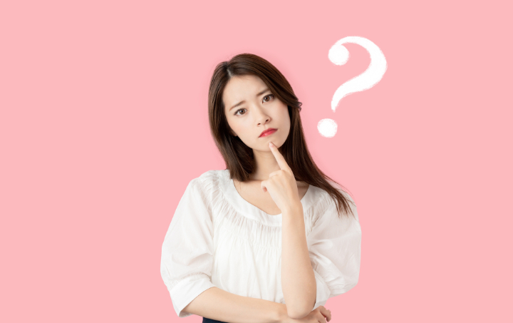 ホワイトニングにはどのような種類があるのか考える女性