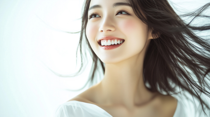 歯周病の外科治療を受けて痛みから解放され笑顔を見せる女性