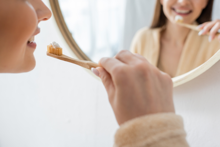 セラミック歯を長く使うために丁寧な歯磨きを欠かさない女性