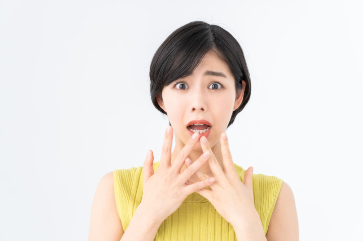 虫歯を治療せずに放置するリスクにおびえる女性